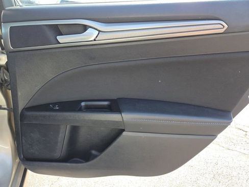 Used 2017 Ford Fusion SE w/ Fusion SE Technology Package FWD image 23