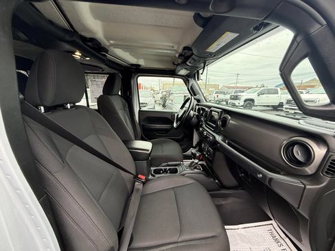 Used 2022 Jeep Gladiator Sport AWD/4WD image 9