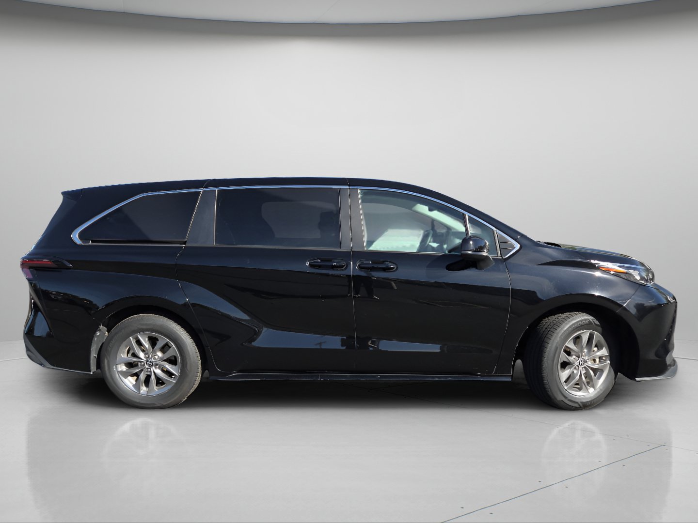 Used 2025 Toyota Sienna LE FWD image 22