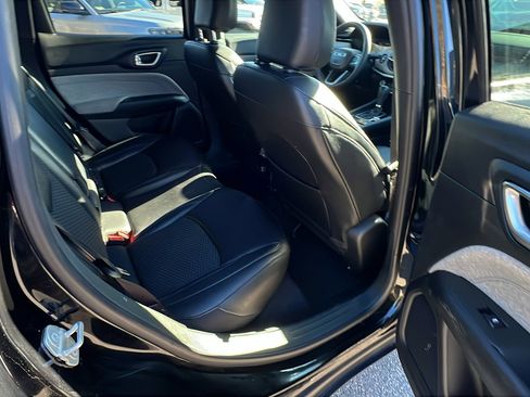 Used 2024 Jeep Compass Latitude image 21