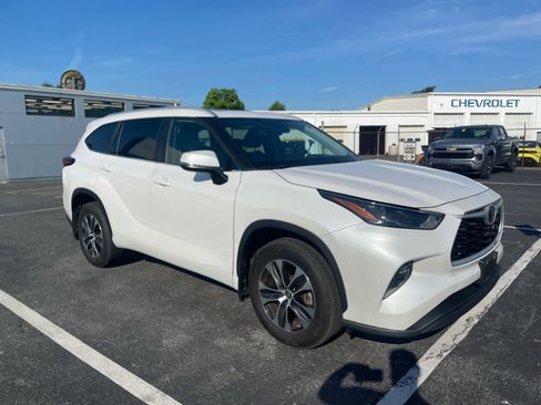Used 2024 Toyota Highlander XLE AWD/4WD image 3