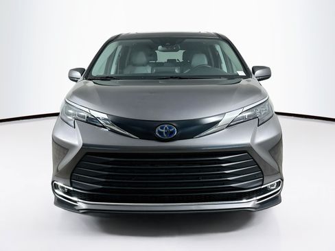 Used 2024 Toyota Sienna XLE FWD image 2