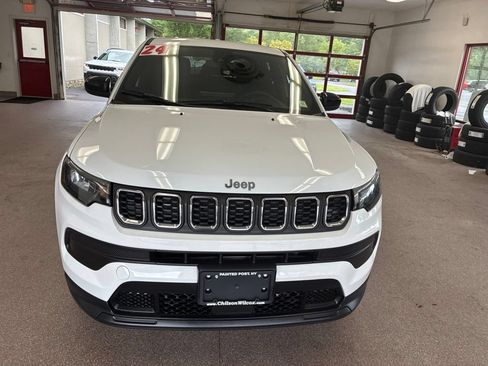 Used 2024 Jeep Compass Sport AWD/4WD image 2