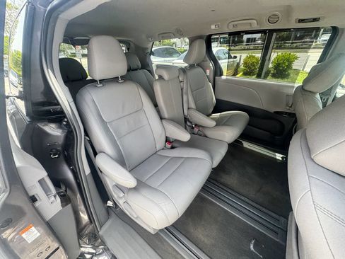 Used 2015 Toyota Sienna XLE w/ XLE Navigation Package FWD image 21