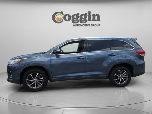 Used 2017 Toyota Highlander XLE FWD image 2