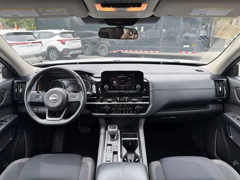 Used 2025 Nissan Pathfinder SV FWD image 9