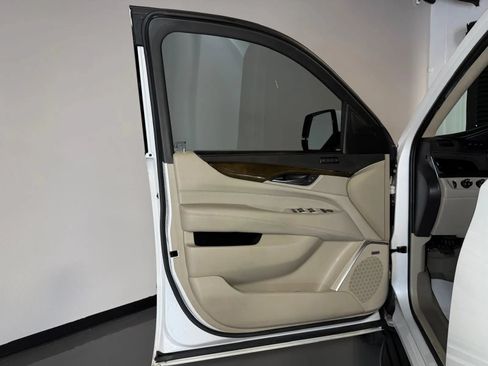 Used 2019 Cadillac Escalade Luxury AWD/4WD image 27