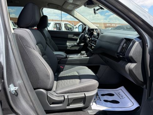 Used 2025 Nissan Pathfinder SV FWD image 11