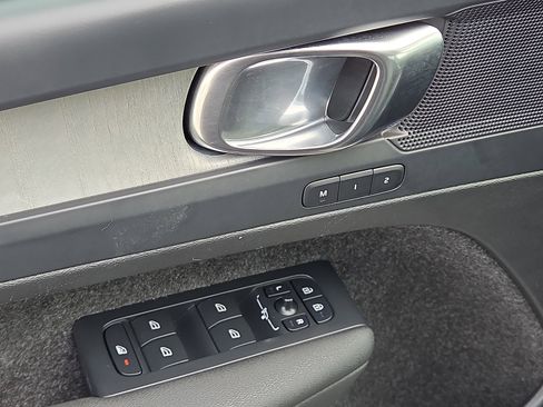 Used 2025 Volvo XC40 B5 Plus image 13