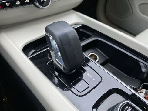 Used 2023 Volvo XC60 B5 Plus image 22