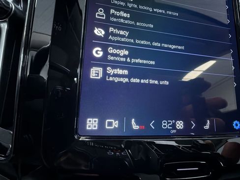 Used 2025 Volvo XC60 B5 Plus image 15