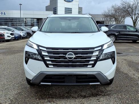 Used 2025 Nissan Rogue SL w/ Tech Package image 8