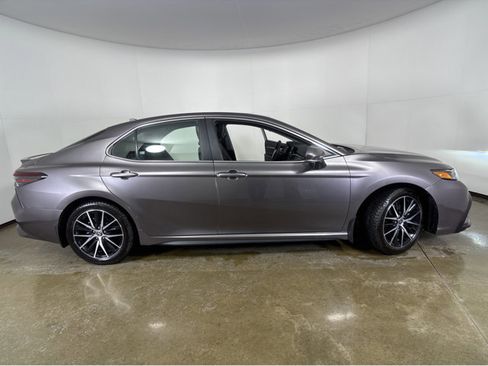 Used 2024 Toyota Camry SE image 23