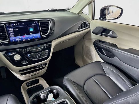 Used 2024 Chrysler Pacifica Touring-L FWD image 22