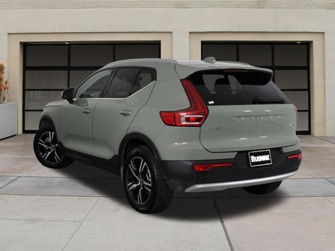 Certified 2025 Volvo XC40 B5 Core image 2