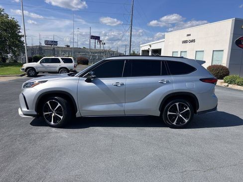 Used 2022 Toyota Highlander XSE AWD/4WD image 2
