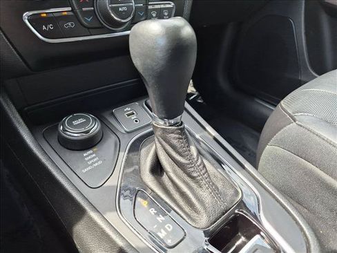 Used 2019 Jeep Cherokee Limited AWD/4WD image 12