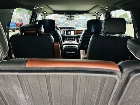 Used 2023 GMC Yukon XL Denali Ultimate w/ LPO, Floor Liner Package AWD/4WD image 39