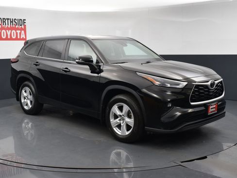 Used 2024 Toyota Highlander LE AWD/4WD image 6