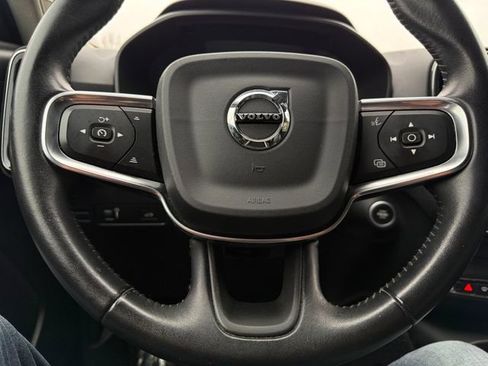 Used 2021 Volvo XC40 T5 Momentum image 11