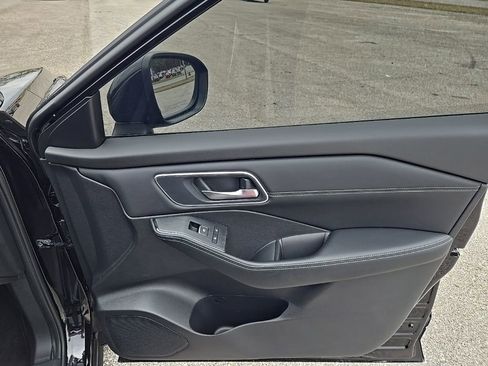 Used 2024 Nissan Rogue Platinum image 23