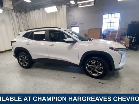 Used 2024 Chevrolet Trax LT w/ Driver Confidence Package FWD image 2