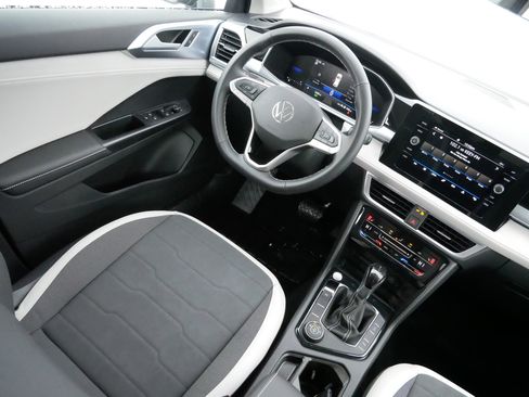 Used 2025 Volkswagen Taos SE image 9