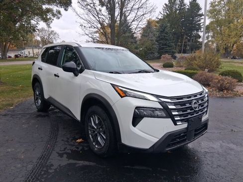 Used 2024 Nissan Rogue S image 6