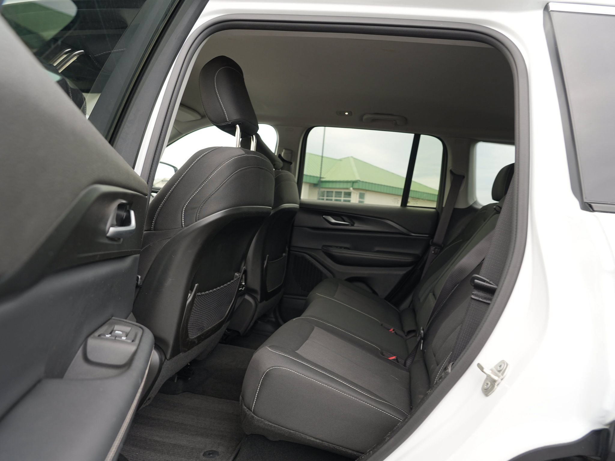 Used 2023 Jeep Grand Cherokee Laredo AWD/4WD image 18