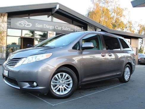 Used 2015 Toyota Sienna XLE w/ XLE Navigation Package FWD image 1