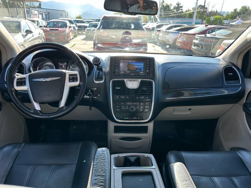 Used 2014 Chrysler Town & Country Touring FWD image 27