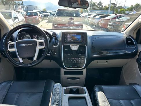 Used 2014 Chrysler Town & Country Touring FWD image 27