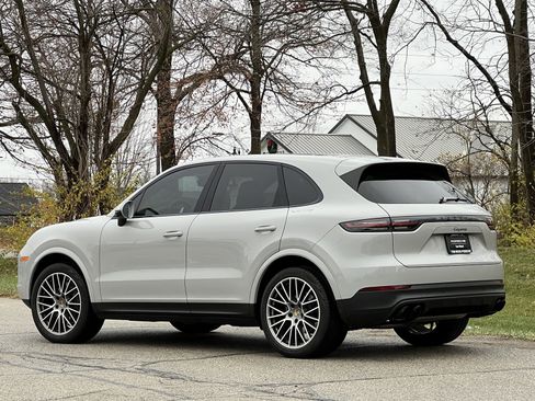 Certified 2022 Porsche Cayenne Platinum Edition image 3