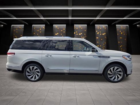 Certified 2023 Lincoln Navigator L Reserve AWD/4WD image 3