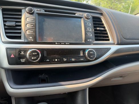 Used 2017 Toyota Highlander Limited Platinum w/ Carpet Mat Package AWD/4WD image 10