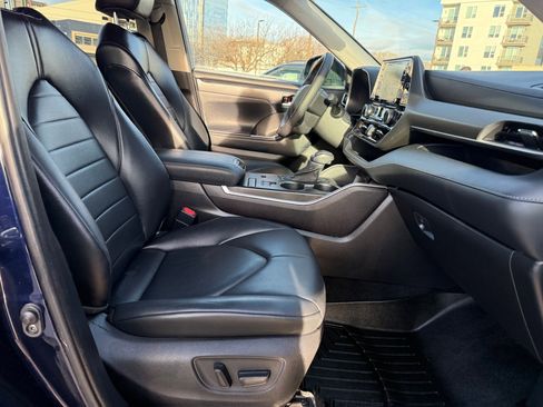 Used 2021 Toyota Highlander XLE image 32
