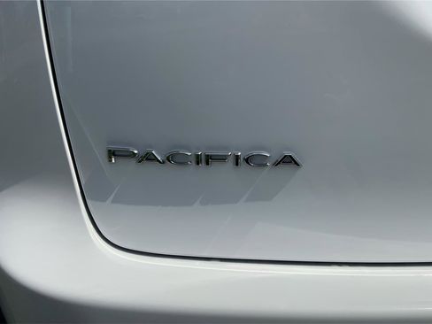 Used 2023 Chrysler Pacifica Touring-L image 23