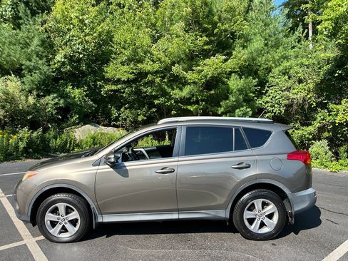 Used 2015 Toyota RAV4 XLE AWD/4WD image 2