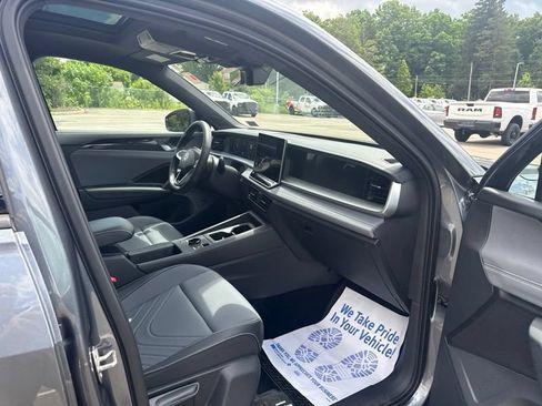 Used 2025 Volkswagen Tiguan SE R-Line AWD/4WD image 17