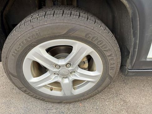 Used 2023 Jeep Compass Sport w/ Mopar Graphics Package image 8