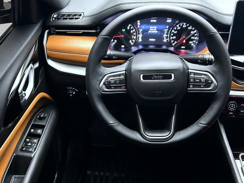 Used 2025 Jeep Compass Limited image 12