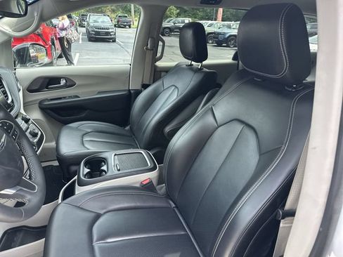 Used 2024 Chrysler Pacifica Limited FWD image 15