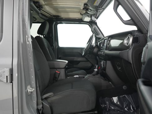 Used 2018 Jeep Wrangler Unlimited Sahara w/ Cold Weather Group image 10