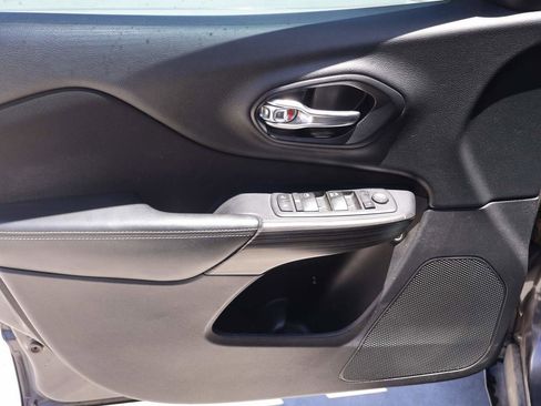 Used 2017 Jeep Cherokee Sport FWD image 7