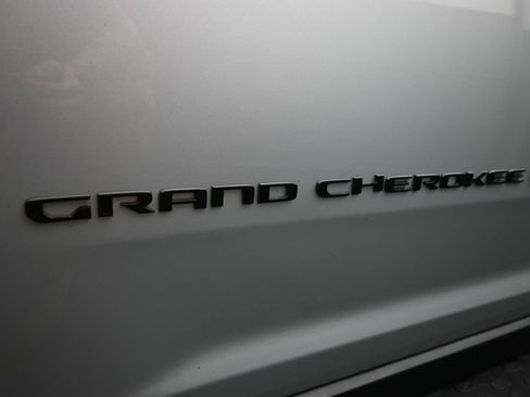 Used 2024 Jeep Grand Cherokee Altitude image 38