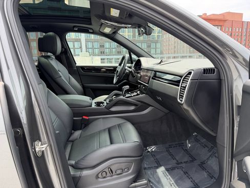 Certified 2023 Porsche Cayenne AWD/4WD image 16