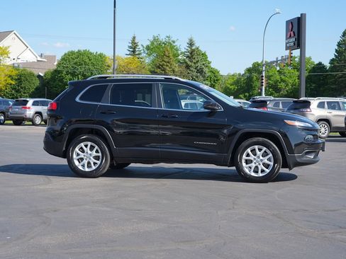 Used 2018 Jeep Cherokee Latitude w/ Safety Group AWD/4WD image 2