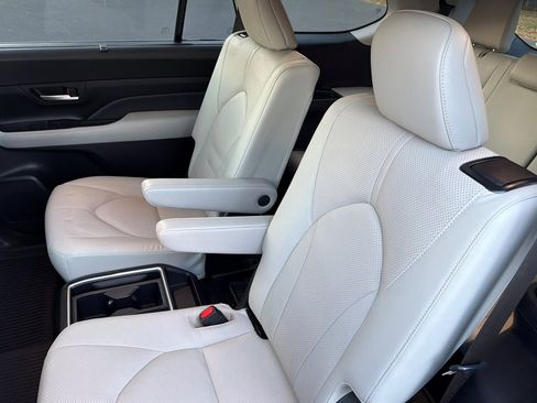 Used 2024 Toyota Grand Highlander Limited image 16