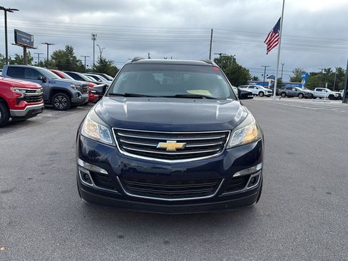 Used 2017 Chevrolet Traverse LT w/ Style and Technology Package FWD image 8