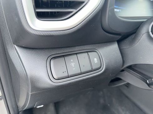 Used 2025 Hyundai Venue SEL image 29